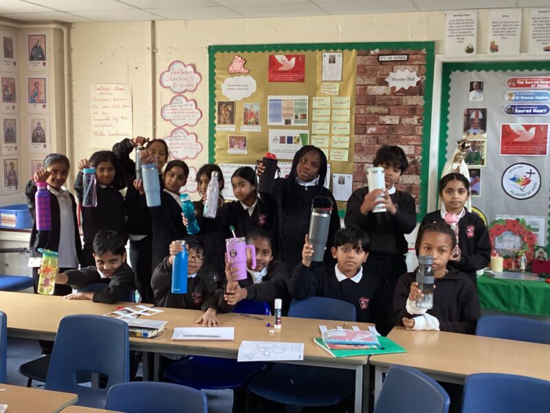 Image for the Tweet beginning: Bring your metal bottles! 🌍💧